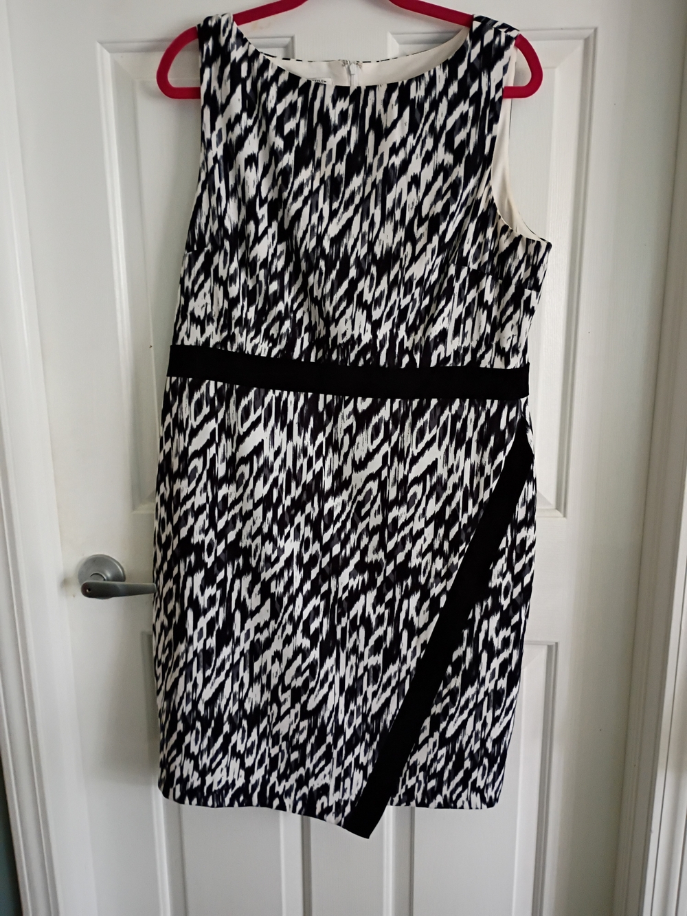 London Style Black and White Abstract Sheath Dress